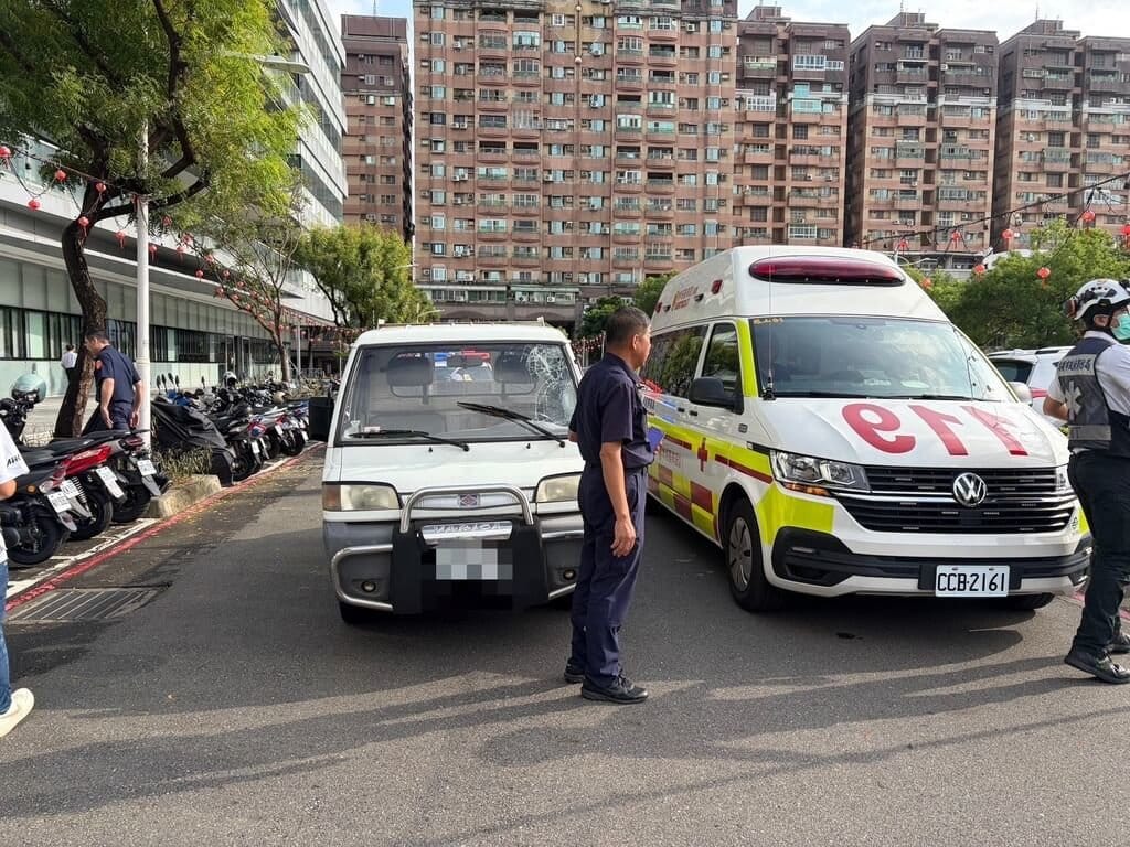 台灣螺絲工業同業公會前理事長張土火21日前往高雄市政府鳳山行政中心洽公，自停車場步行穿越車道時，在光復路二段150巷與一部小貨車發生碰撞，張男送醫不治，而林姓小貨車駕駛詢後遭依過失致死等罪嫌移送高雄地檢署偵辦。（高雄市政府警察局鳳山分局提供）中央社記者張已亷傳真 115年9月22日