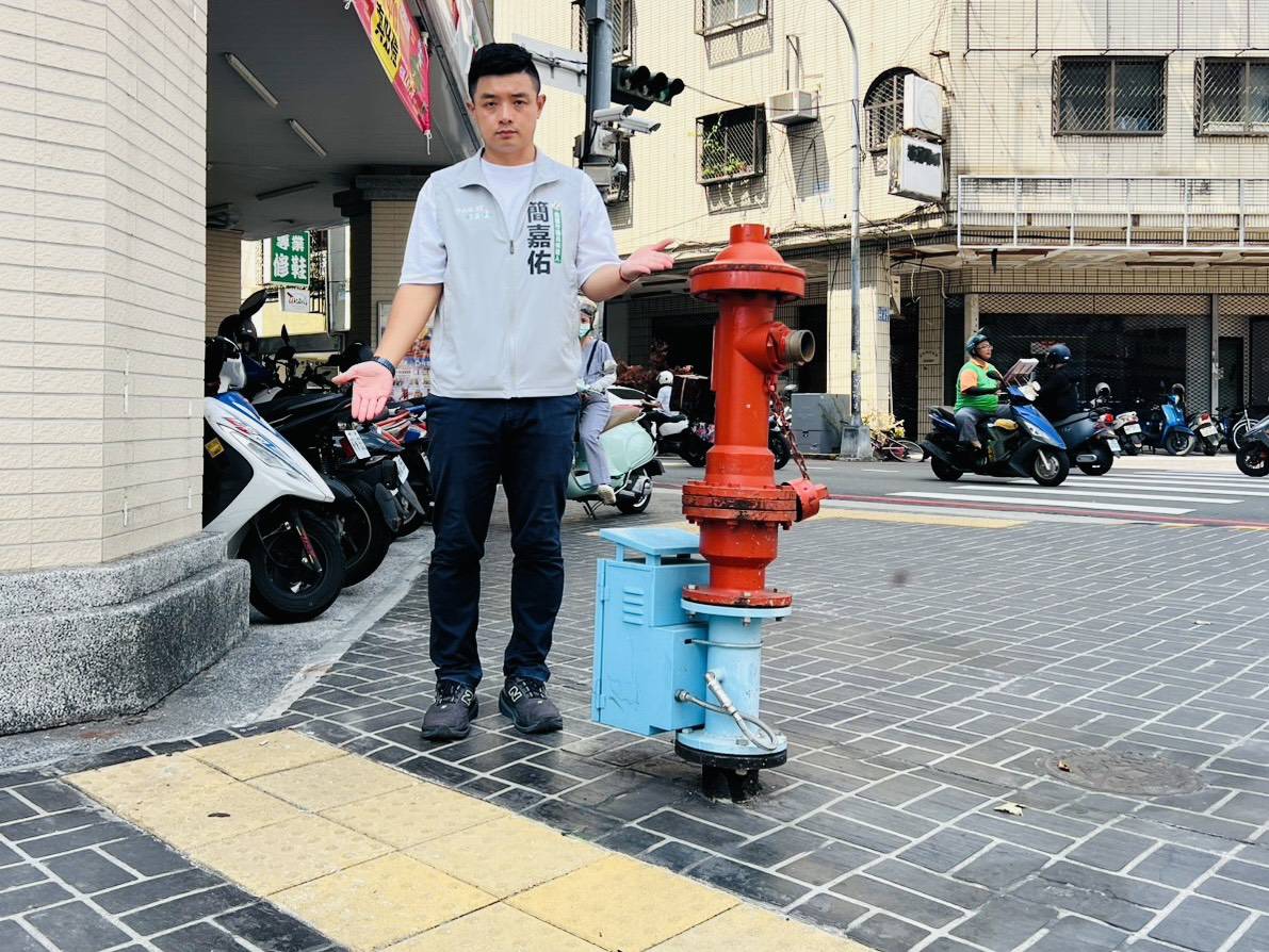 簡嘉佑接獲反映後親自到場勘查，痛批這根本是「做半套」的施工品質。 圖：簡嘉佑/提供