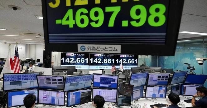 分析師警告，若日圓在升息環境下過於急遽走強，恐將引發「套利交易」的崩解，迫使投資人為了償還便宜日圓借款而被迫出脫美債與股市等其他資產。 圖:翻攝自搜狐