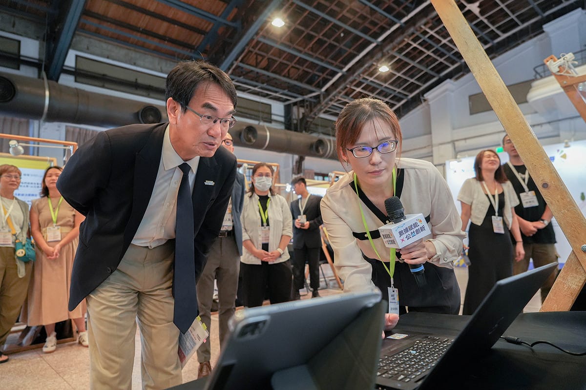 數位發展部部長林宜敬聆聽資料創新成果。 圖：數發部提供
