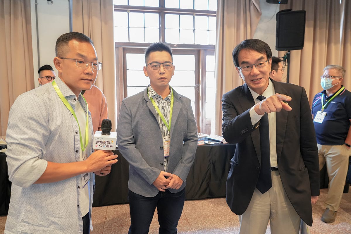 數位發展部部長林宜敬聆聽資料創新成果。 圖：數發部提供