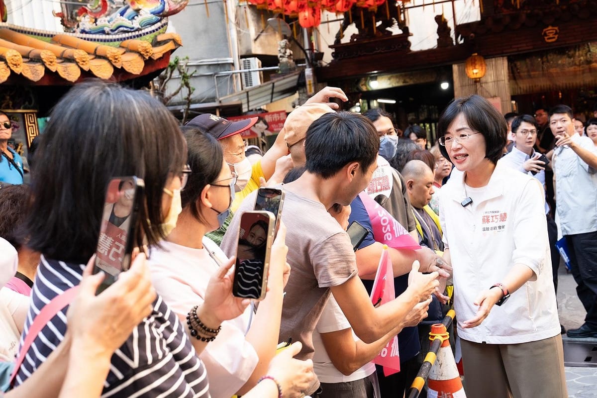 現場不但有許多民眾到場給予蘇巧慧支持和鼓勵，蕭美琴和蘇巧慧一到場，民眾紛紛高呼「未來市長好！」、「蕭美琴我愛妳！」，更有支持者拿著自製文宣請蘇巧慧簽名，氣氛相當熱烈。 圖：蘇巧慧競總提供