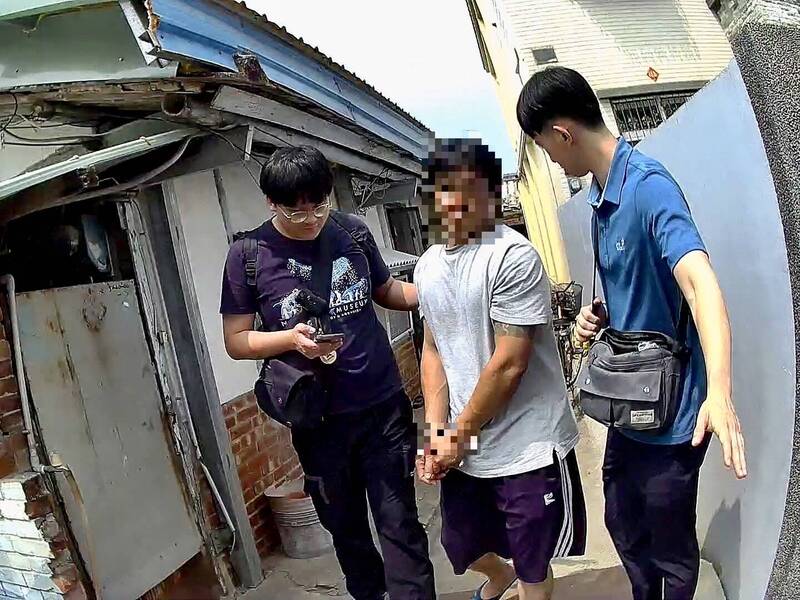 許姓水電工利用所學技術與工具，在自家車庫接單改造槍枝。 圖：翻攝畫面