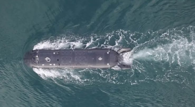 英國神劍號無人潛航器首度發射重型魚雷。 圖 : 翻攝自央視新聞