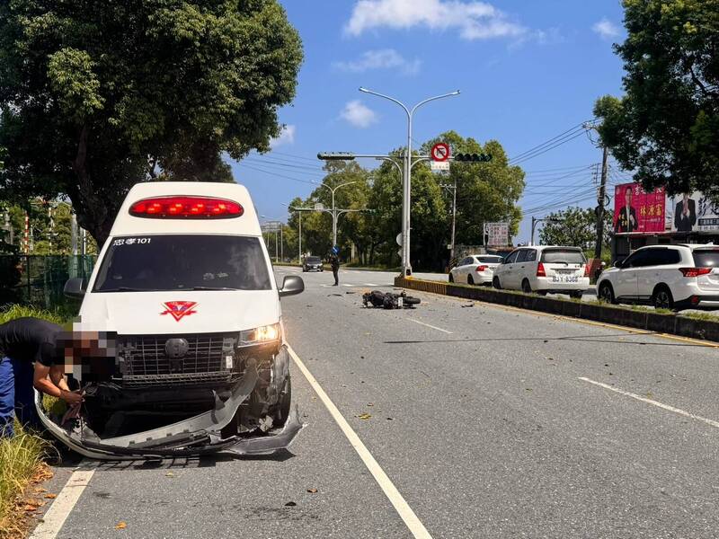 救護車紅燈右轉撞上機車，騎士命危搶救中。 圖：翻攝畫面