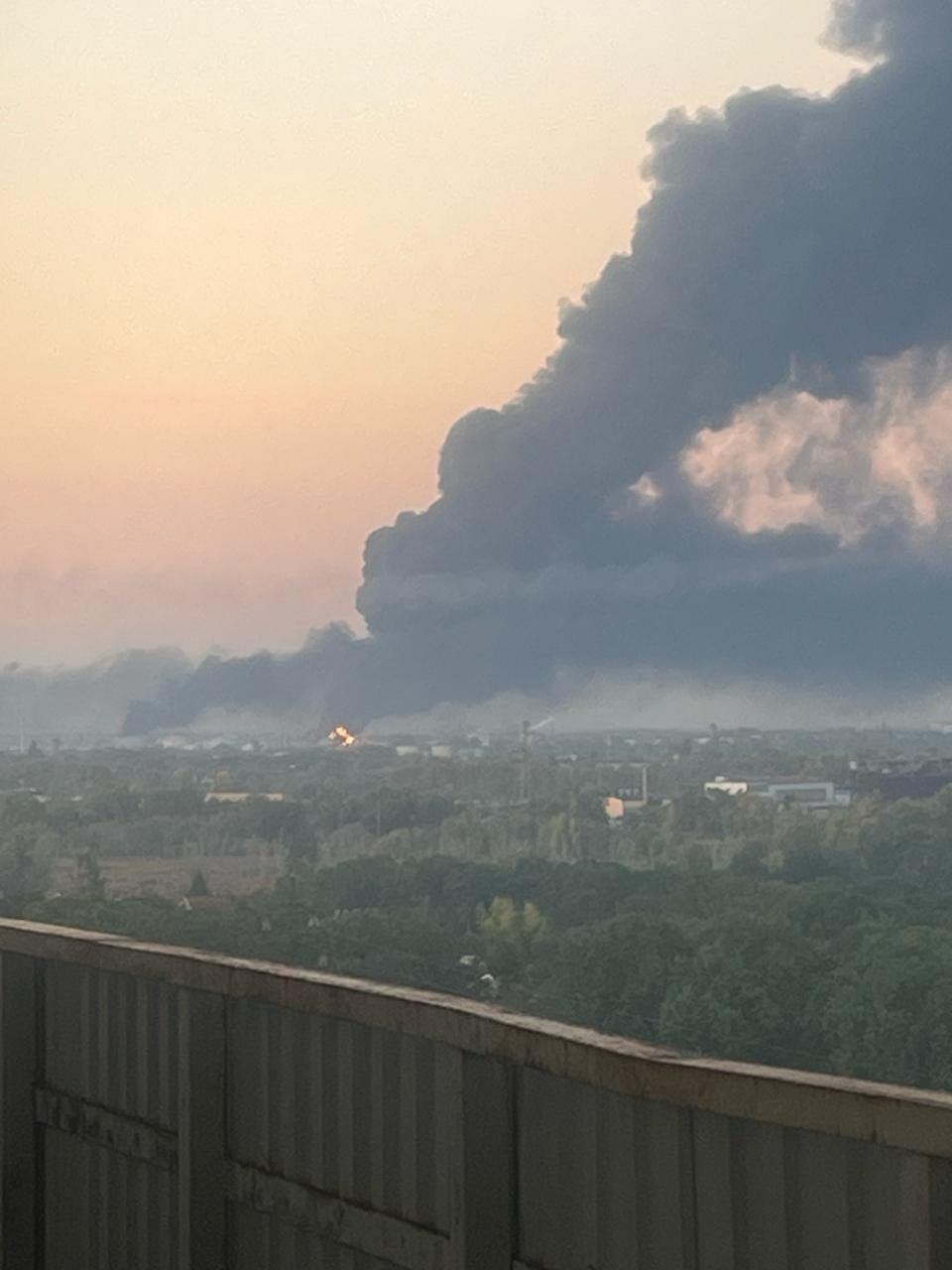 俄羅斯庫伊比雪夫煉油廠遭烏軍發動打擊，廠區內發生爆炸並起火燃燒。 圖:翻攝自 X @NOELreports
