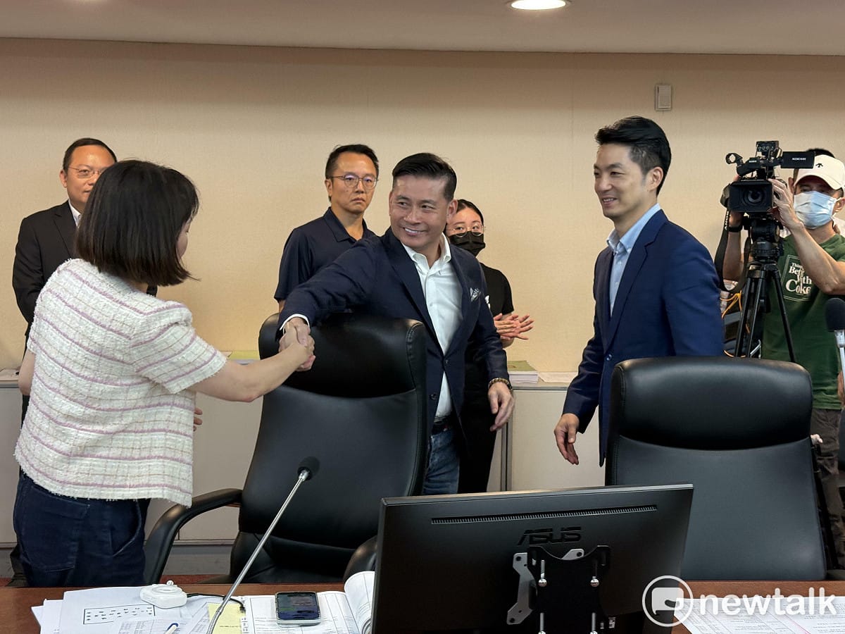 台北市長蔣萬安、議長戴錫欽與民進黨議員簡舒培握手致意，簡舒培當場問「我以為是送藍莓」？ 圖：周煊惠 / 攝