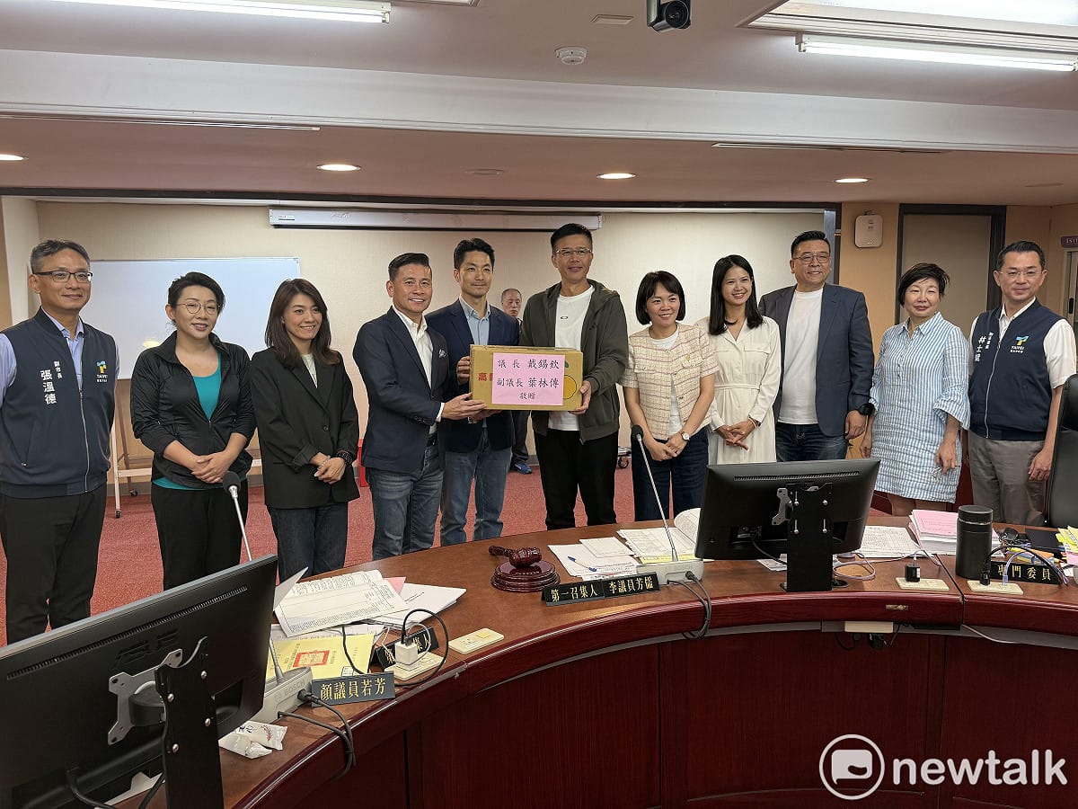 台北市長蔣萬安、議長戴錫欽今赴委員會送水果致意。 圖：周煊惠 / 攝