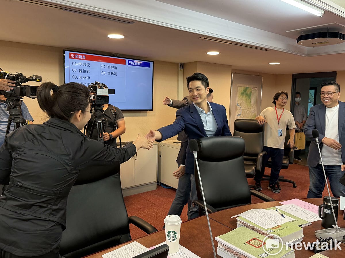 台北市長蔣萬安、議長戴錫欽今赴委員會送水果致意。 圖：周煊惠 / 攝