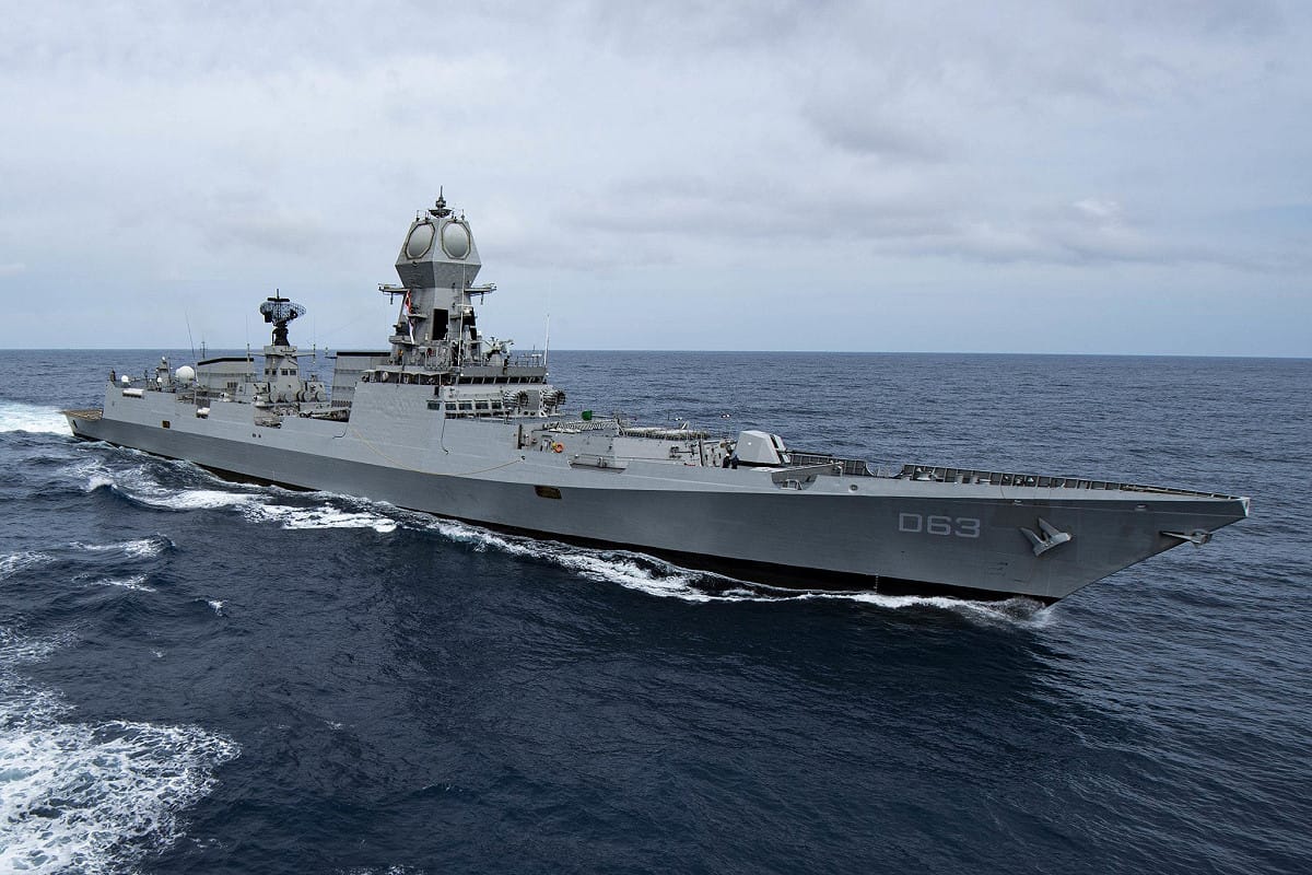 印度海軍的加爾各答號導彈驅逐艦，與巴基斯坦海軍的侯奈因號輕型護衛艦發在北阿拉伯海發生碰撞。 圖:翻攝自 X @EngrShahid_