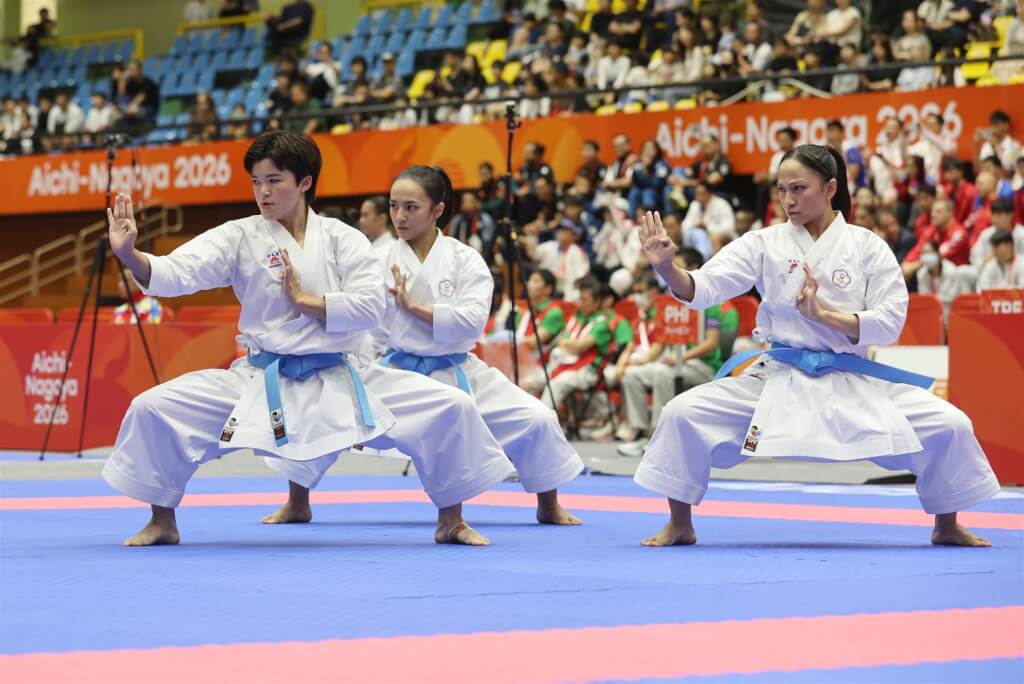 名古屋亞運空手道22日進行的女子團體形，左起簡慧萱、田欣兒、洪芷暄在銅牌戰以5比0擊敗尼泊爾。 圖：（中華奧會提供）