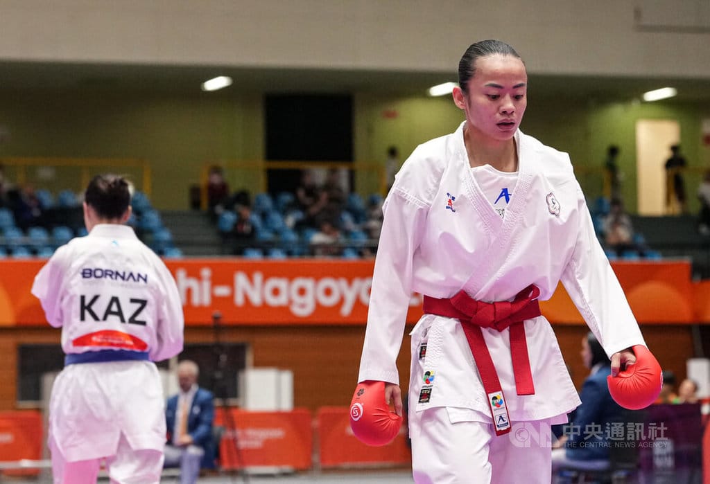 名古屋亞運22日舉行空手道女子55公斤級對打，台灣好手辜翠萍（前）首輪8強爆冷落敗，後續也無緣進入敗部復活銅牌戰，讓她賽後淚崩表示：「真的很不甘心」。中央社記者鄭清元攝　115年9月22日
