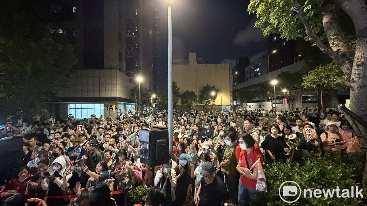 沈伯洋前往延三夜市掃街 圖：高逸帆／攝