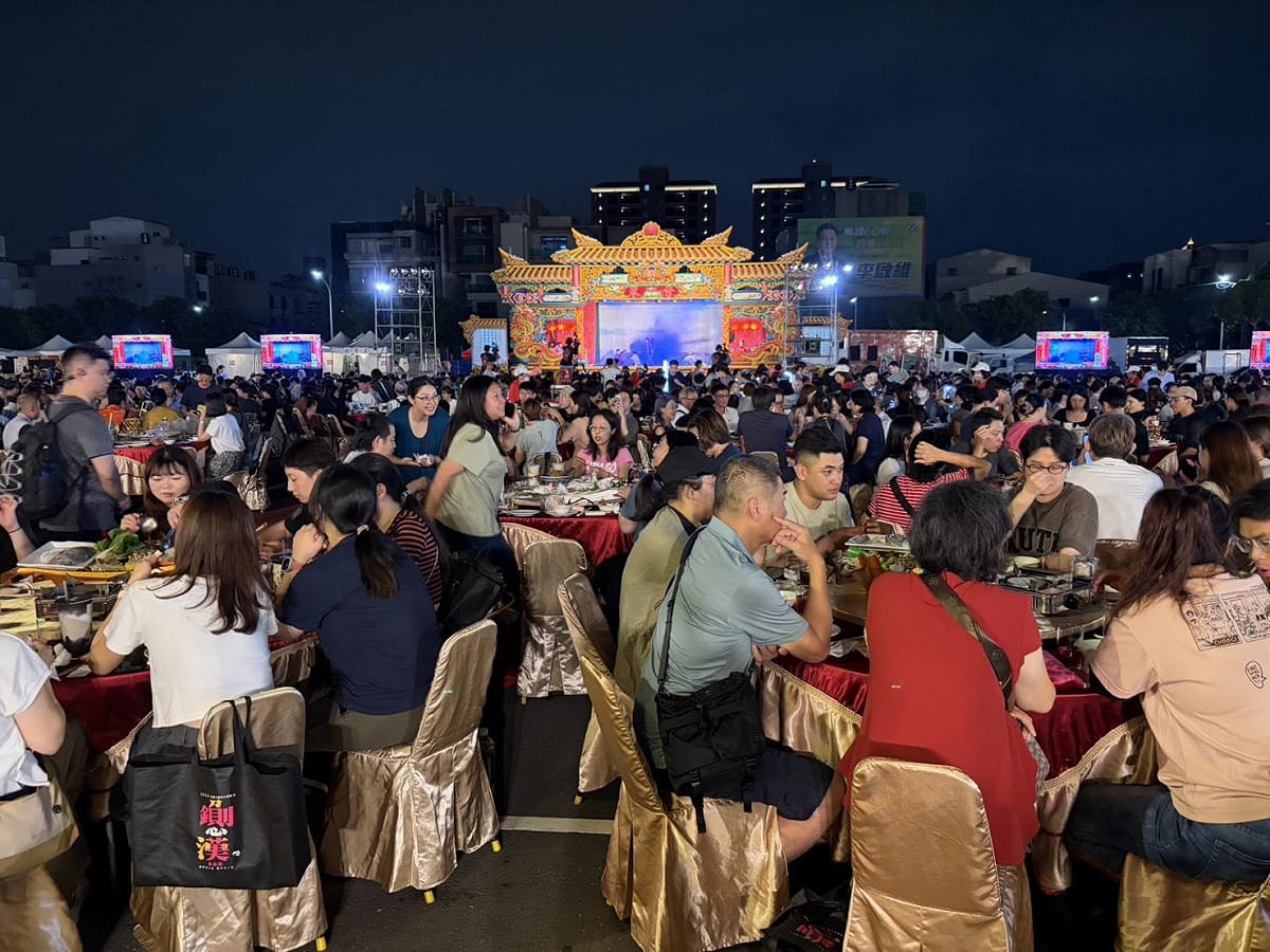 壓軸夜開辦 270 桌盛宴，由總鋪師陳國議與郭耀仁（鴻膳外燴）聯手操刀，豪邁祭出每位賓客獨享「半片烏魚子」的澎湃菜色，視覺與味覺效果十足，參與民眾都表示十分滿意。 圖：黃博郎攝