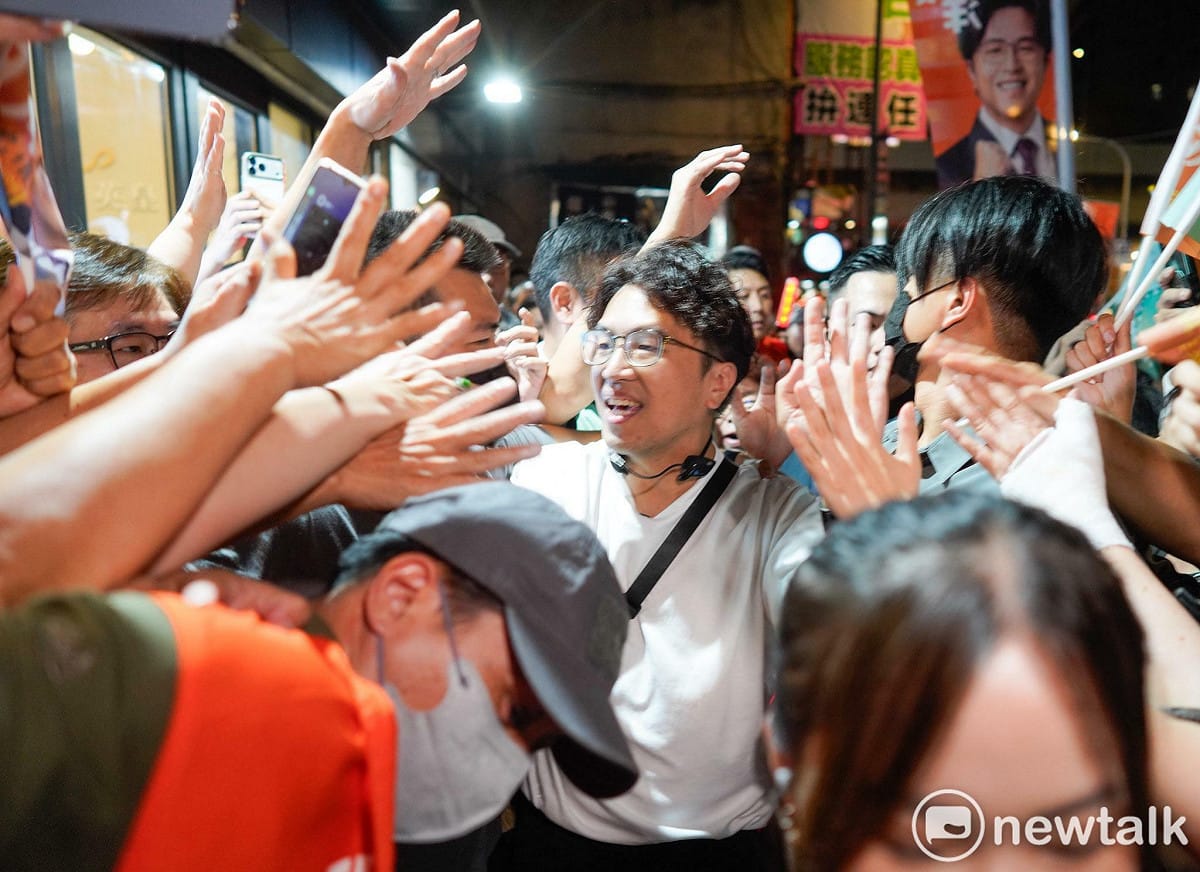 信民協會22日公布台北市市長選戰第一場民調結果。其中，拼連任的台北市長蔣萬安竟只領先民進黨台北市長候選人沈伯洋1.2個百分點。 圖：張良一/攝