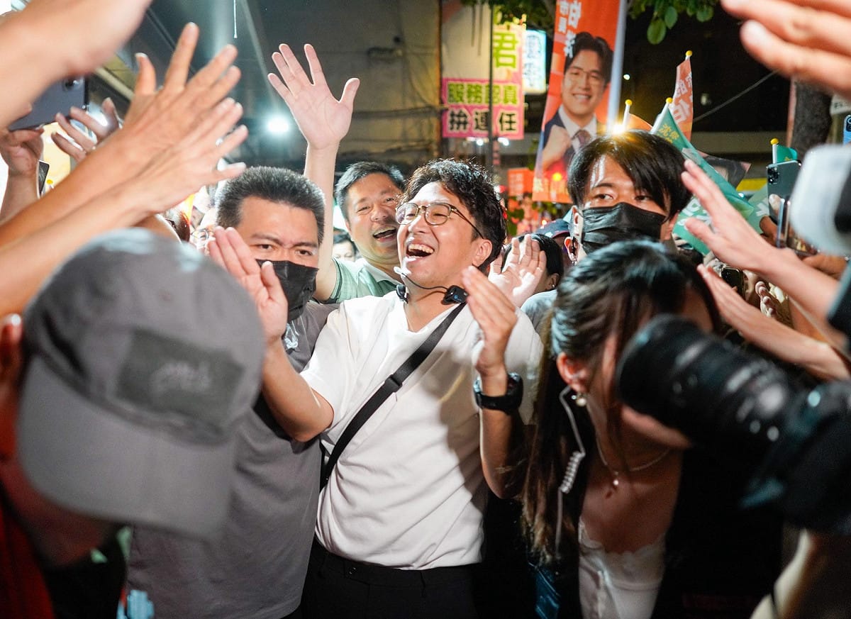 沈伯洋前往延三夜市掃街。 圖：張良一/攝