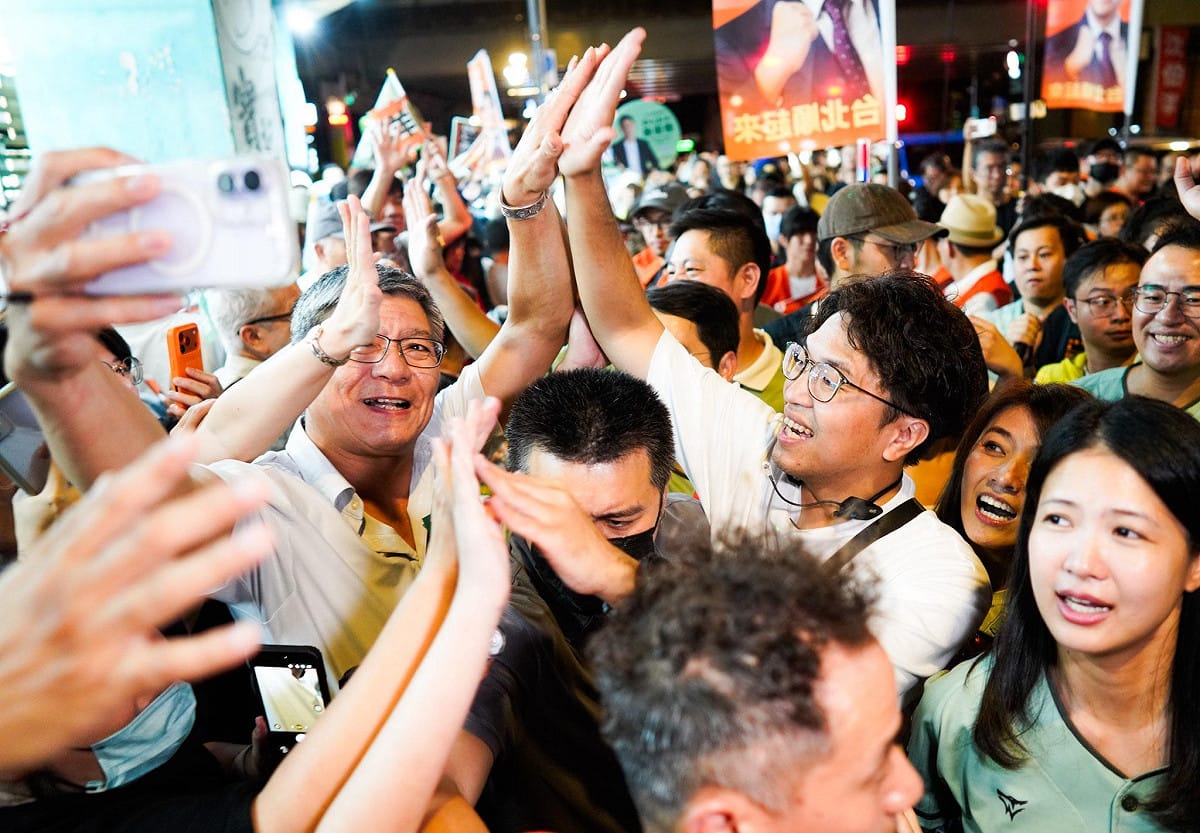 沈伯洋前往延三夜市掃街。 圖：張良一/攝