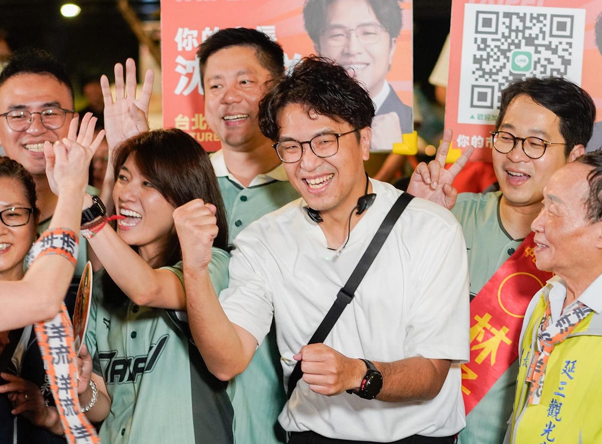 沈伯洋前往延三夜市掃街。 圖：張良一/攝