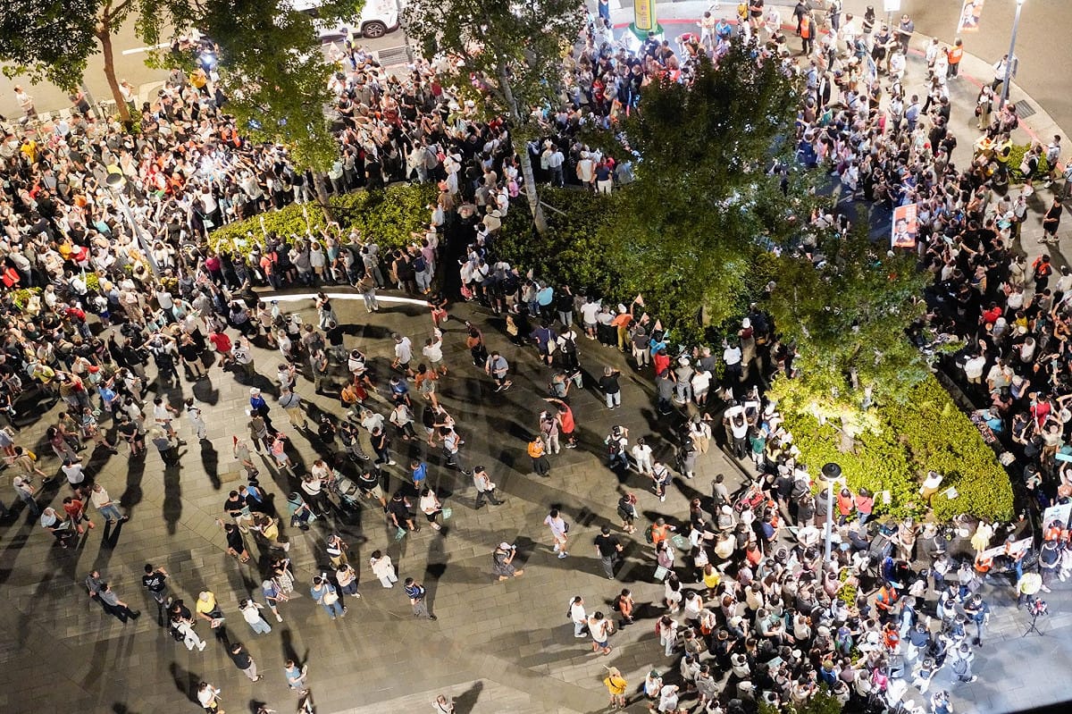 沈伯洋前往延三夜市掃街，人潮爆滿。 圖：張良一/攝
