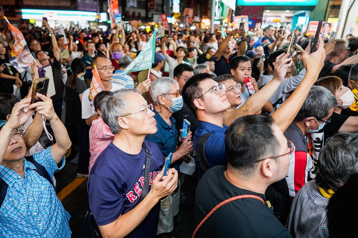 沈伯洋前往延三夜市掃街，人潮爆滿。 圖：張良一/攝