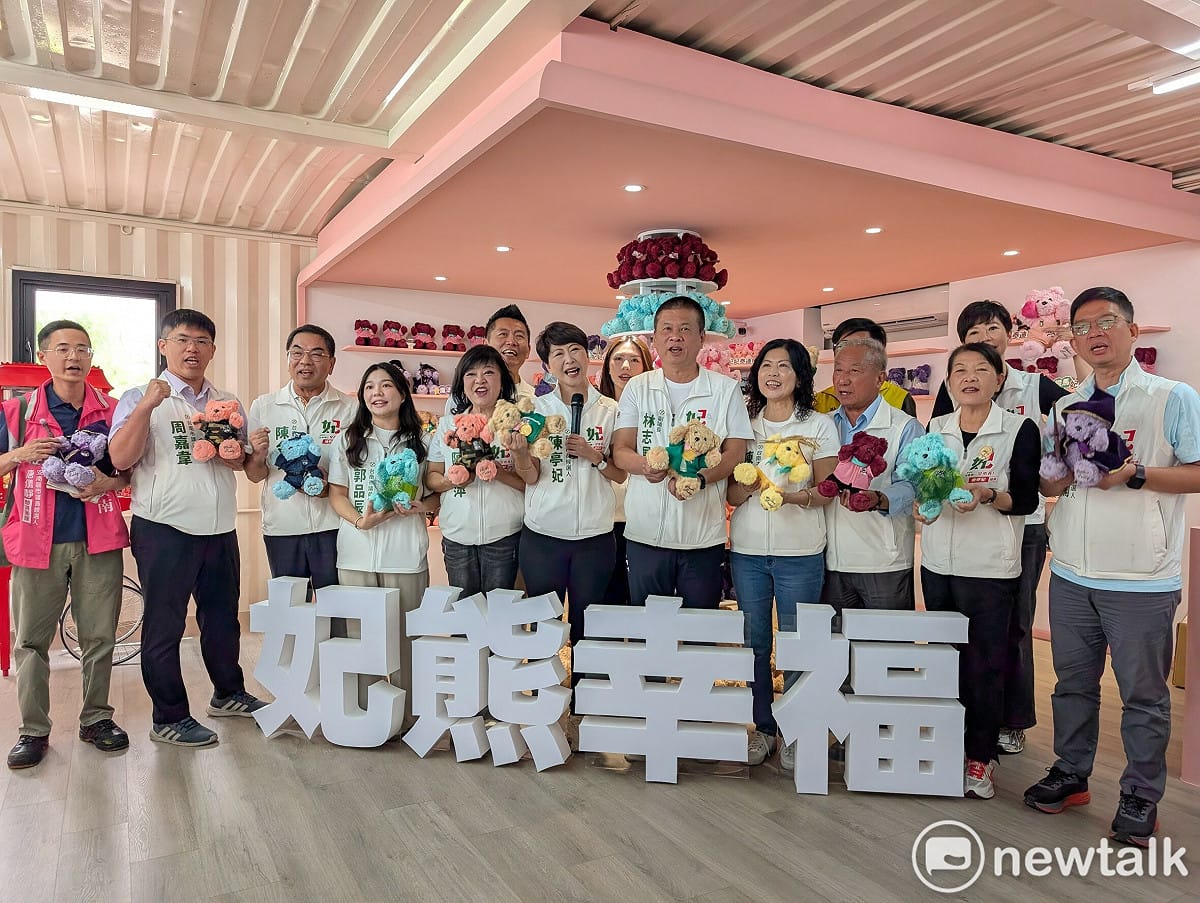 陳亭妃表示，這9款泰迪熊不只是競選小物，更希望把台南人的生活、產業與城市精神放進每一隻熊裡，「每一隻妃熊都有自己的任務，所有妃團隊都會陪著妃妃市長勇往直前，一起把台南堆疊成一座妃熊幸福的城市。」 圖：陳亭妃競選總部提供