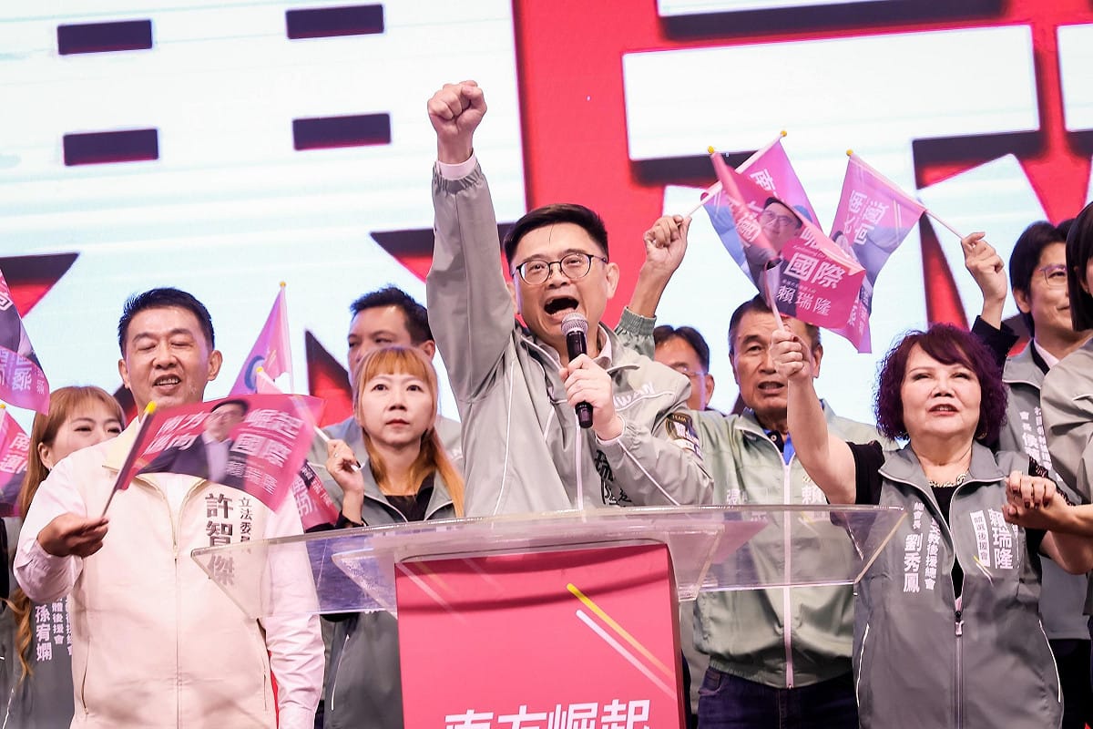 賴瑞隆(中)誓言打造更適合下一代成長、各行各業穩健發展的高雄。 圖：賴瑞隆競辦／提供