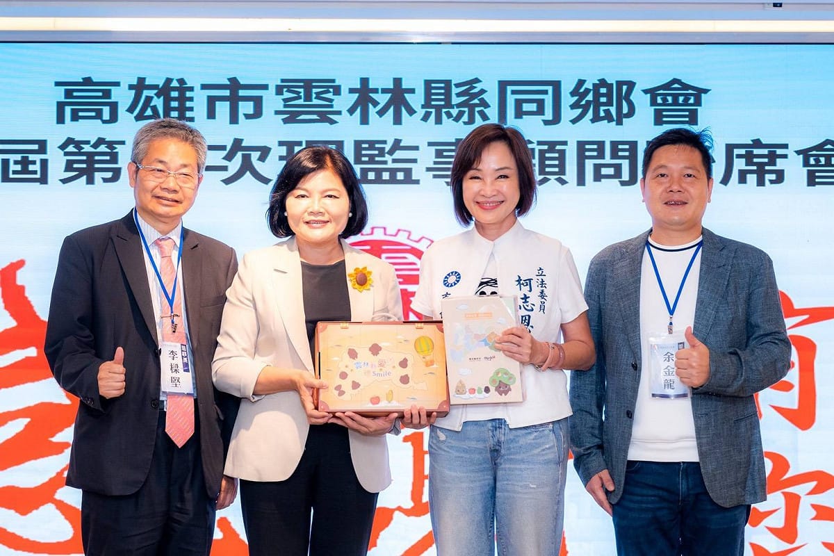 張麗善(左二)贈送柯志恩(右二)雲林縣自編的品格教育繪本，表示柯志恩深具教育專業與優良品格，是帶領高雄走向良善發展的最佳人選。 圖：柯志恩競辦／提供