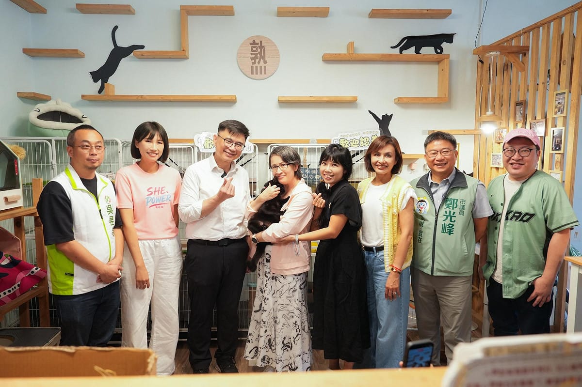 賴瑞隆(左三)、蕭美琴(左四)與店內貓咪自然互動。 圖：賴瑞隆競辦／提供