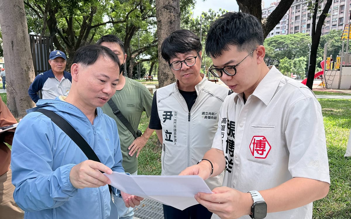 張博洋(右一)至三民區裕誠路與河堤路口進行會勘，經過持續協調，市府預計今年10月底進行改善。 圖：張博洋服務處／提供