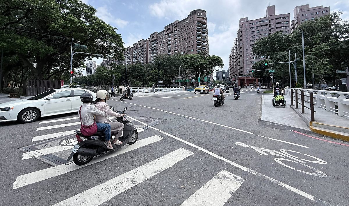 裕誠路與河堤路口長期存在車輛轉彎動線不順、儲車空間不足及行人、自行車通行空間互相干擾等問題。 圖：張博洋服務處／提供