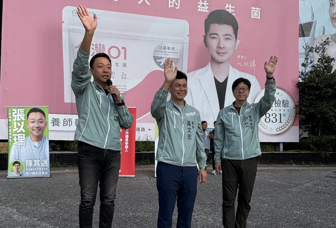 黃文志(中)攜手張以理(左)、尹立(右)組成「藝文連線」，共同站在左楠交通要道向通勤上班民眾揮手拜票。 圖：張以理服務處／提供