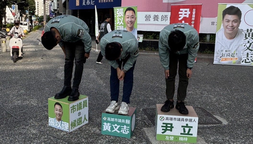 張以理、黃文志、尹立(左至右)向通勤上班民眾鞠躬。 圖：張以理服務處／提供