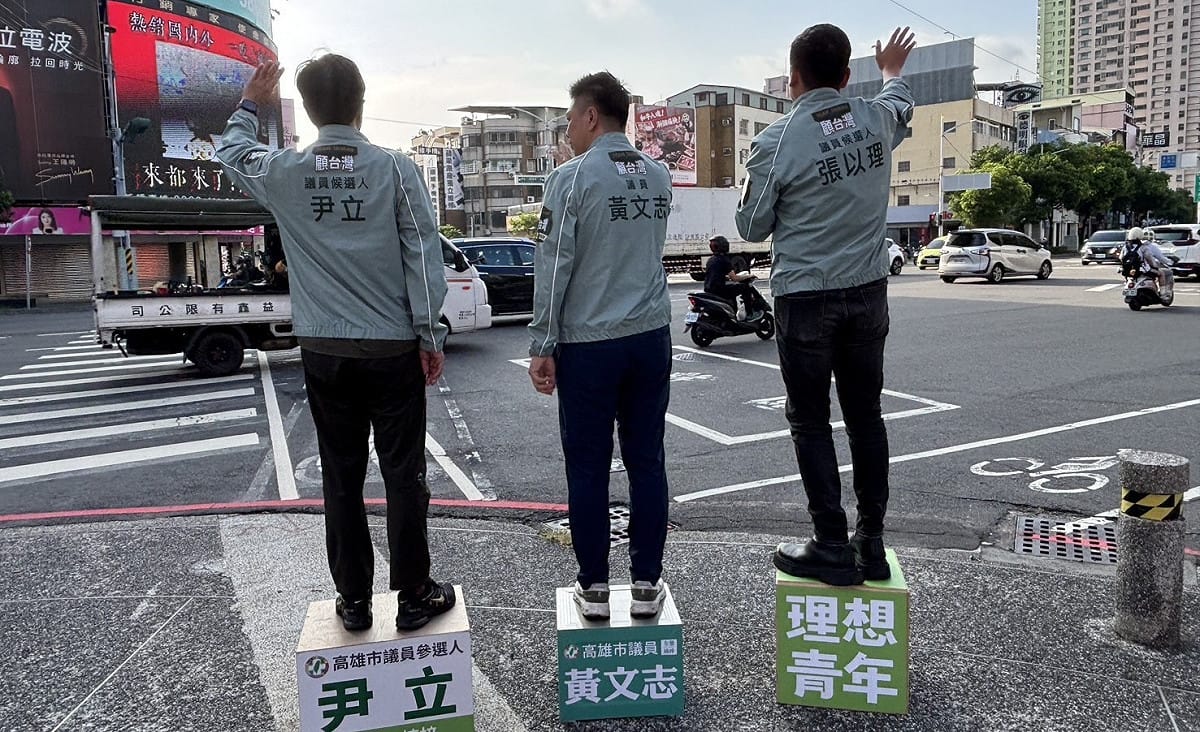 尹立、黃文志、張以理(左至右)組成「藝文連線」，展現團結氣勢。 圖：張以理服務處／提供
