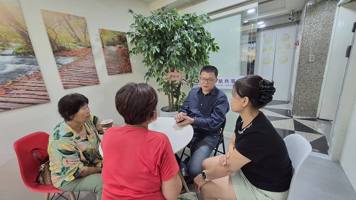 專業顧問為有需求的民眾進行「公益諮詢服務」。 圖：薛兆基競辦／提供