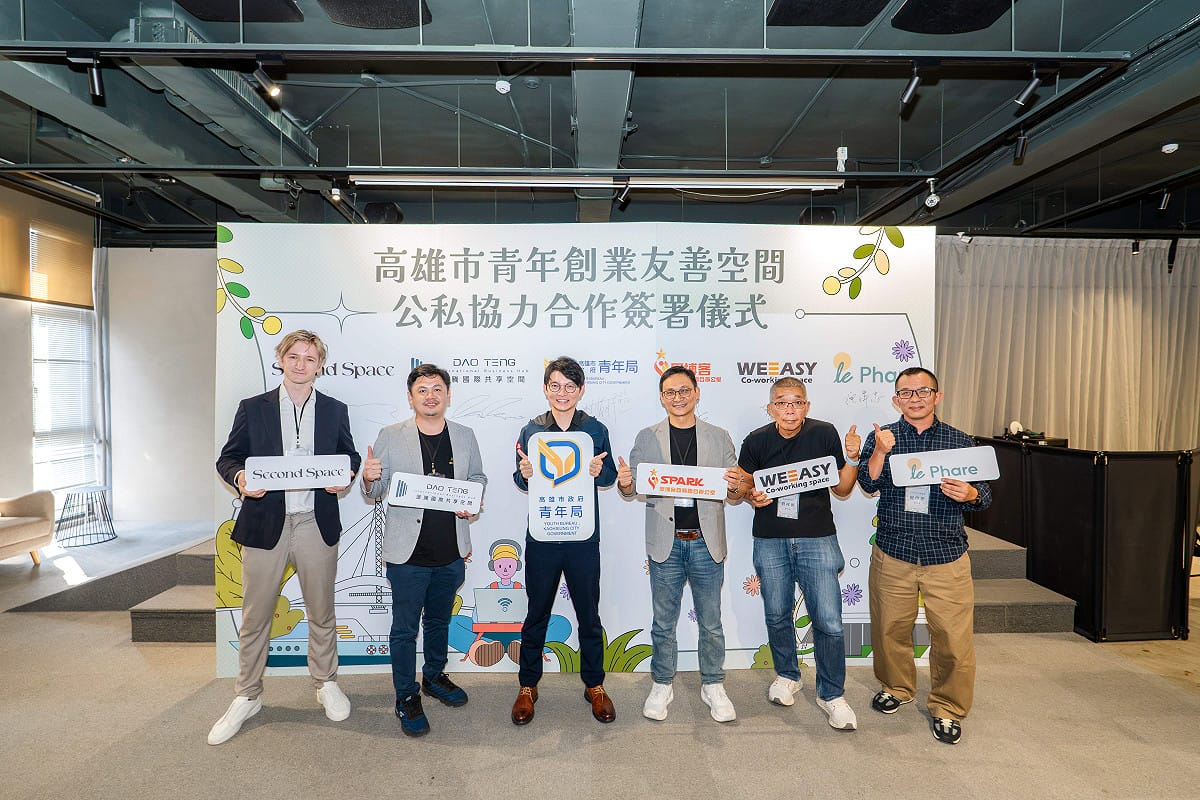 林楷軒(左三)與5家青年創業友善空間業者代表共同簽署合作備忘錄，期盼透過公私協力串聯民間資源，打造更完善的青年創業生態系。 圖：高雄市青年局／提供