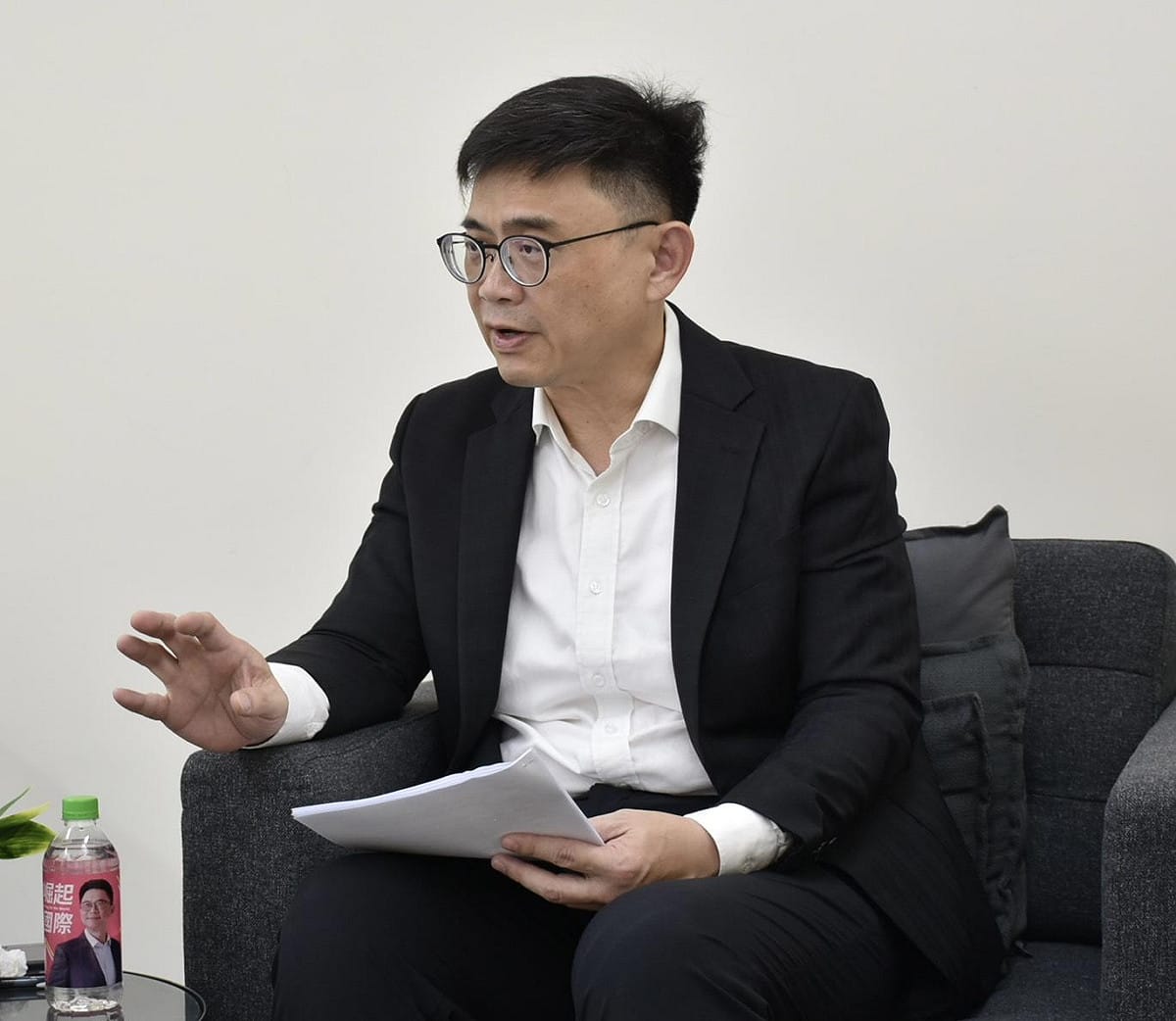 高雄市長選戰進入最後階段，賴瑞隆表示各家民調都值得參考，但自己的內部調查目前維持穩定，「就照自己的節奏，一步一步走。」 圖：孫家銘/攝