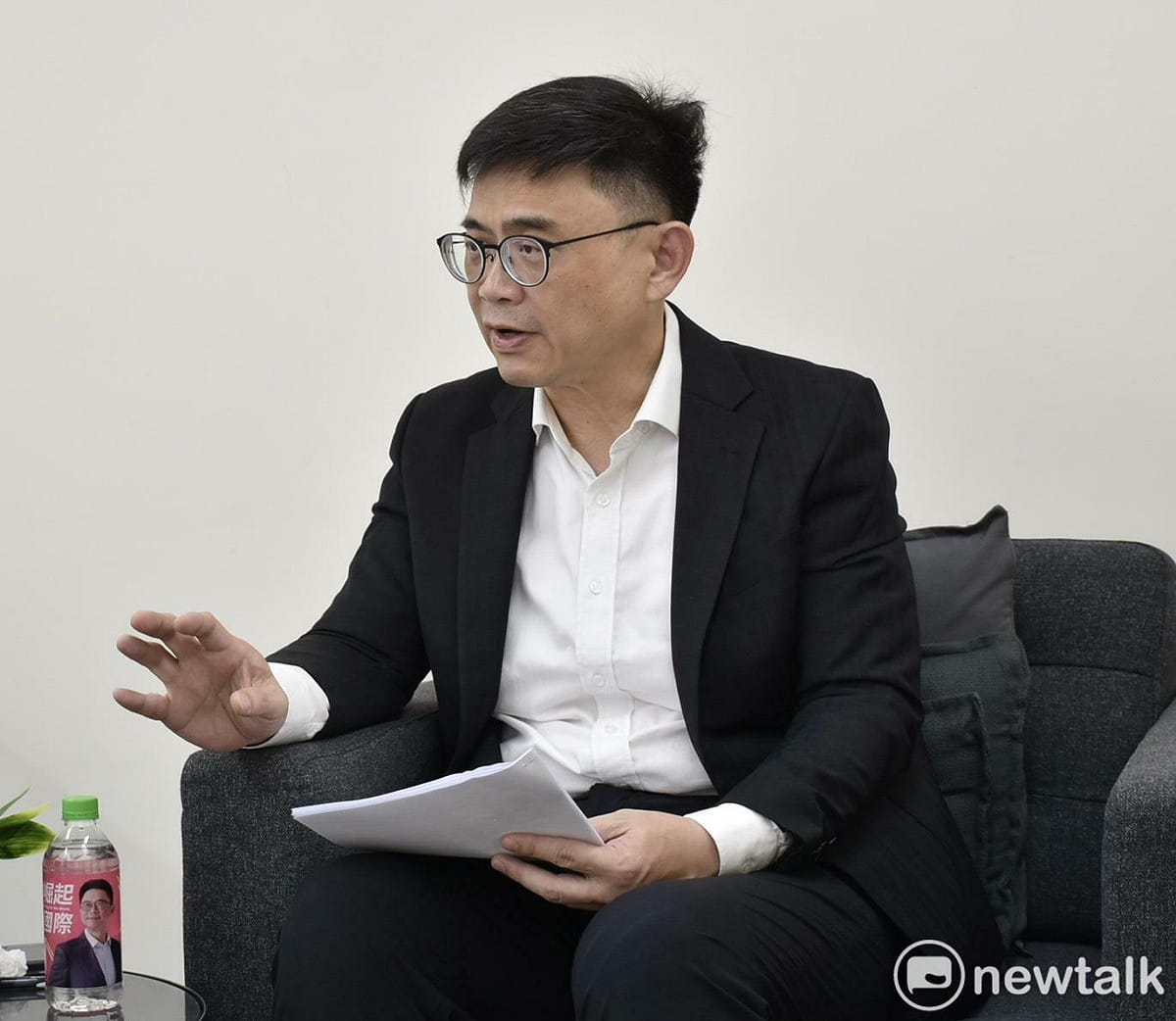高雄市長選戰進入最後階段，賴瑞隆表示各家民調都值得參考，但自己的內部調查目前維持穩定，「就照自己的節奏，一步一步走。」 圖：孫家銘/攝