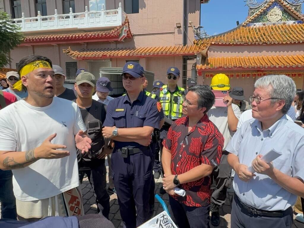 行政院政務委員陳金德（右1）22日到花蓮現勘馬太鞍溪重建工程，傾聽部落青年反映的意見，強調將持續秉持「以人為本」原則，陪伴部落鄉親共同面對復建挑戰。 圖：行政院東部聯合服務中心提供
