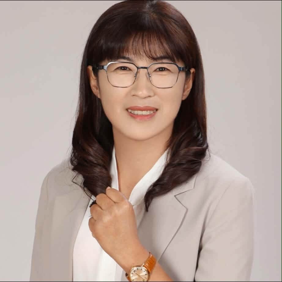 代表民進黨參選花蓮縣新城鄉民代表的邱鳳英昨晚參加當地中秋聯歡晚會，突然倒地昏迷，送醫急救仍不治。（圖取自邱鳳英臉書facebook.com）