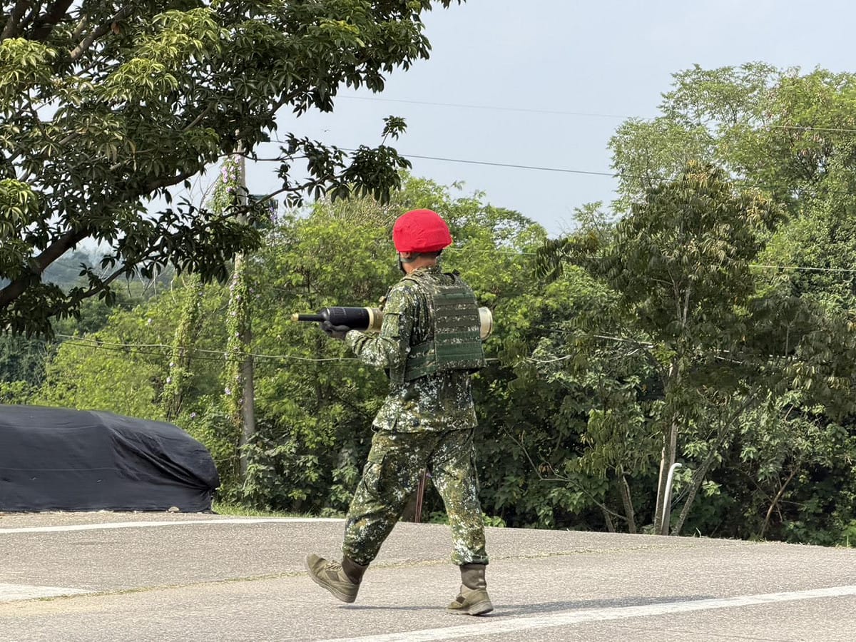 陸軍105公厘輪型戰車實彈射擊第二發發生「不發火」狀況，現場人員依標準作業程序進行彈藥排除。 圖：金大鈞/攝