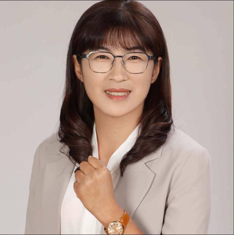 民進黨提名的花蓮縣新城鄉第一選區鄉民代表參選人邱鳳英驚傳身體不適倒地，今（23）日清晨不治。 圖：翻攝邱鳳英臉書