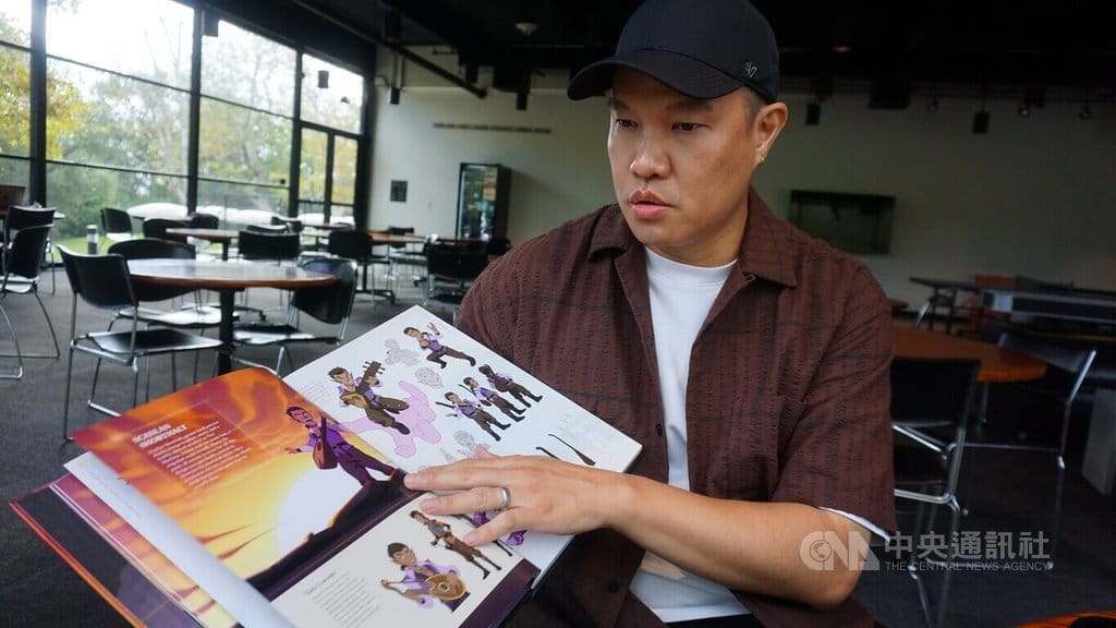 42歲的旅美台灣藝術家陳人豪13歲隨母親移居美國，克服語言障礙，進入「藝術中心設計學院」攻讀設計，在動畫產業15年之後，以背景設計作品獲得美國電視艾美獎的「動畫類傑出個人成就獎」。中央社記者林宏翰洛杉磯攝　115年9月23日