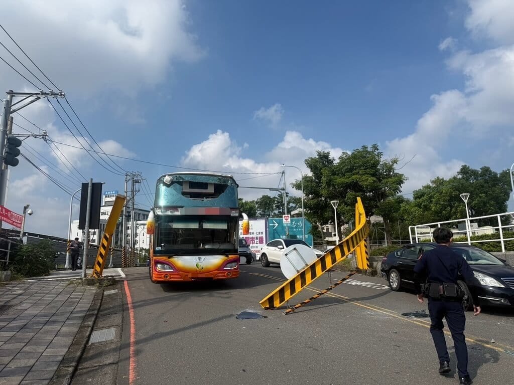 李姓遊覽車駕駛23日開車沿高雄市仁武區後港巷由西向東行駛，疑因未注意涵洞限高，不慎撞擊限高架造成車輛玻璃碎裂破損，幸無人員傷亡。李男稱因不熟悉路況，未注意限高而誤闖。（高雄市政府警察局仁武分局提供）中央社記者張已亷傳真　115年9月23日