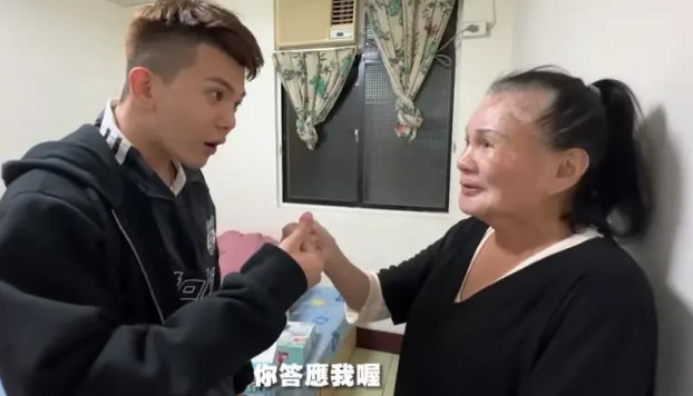 孫生的母親過去已有多起竊盜前科，去年11月才剛出獄。怎料近期又傳出，在台北百貨公司偷竊名牌包，以及在新北市超商偷竊4碗泡麵，遭到警方逮捕。 圖：翻攝自孫生YT頻道