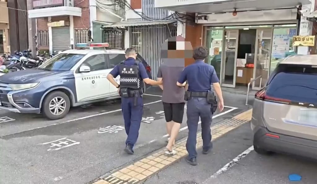 高雄市警察局仁武分局員警23日凌晨巡邏行經鳥松區時，發現黃姓機車騎士闖紅燈，但黃男拒檢逃逸。警方將其逮捕後，經檢測黃男呈毒品陽性反應，全案依違反毒品危害防制條例等罪嫌偵辦。（高雄市政府警察局仁武分局提供）中央社記者張已亷傳真　115年9月23日