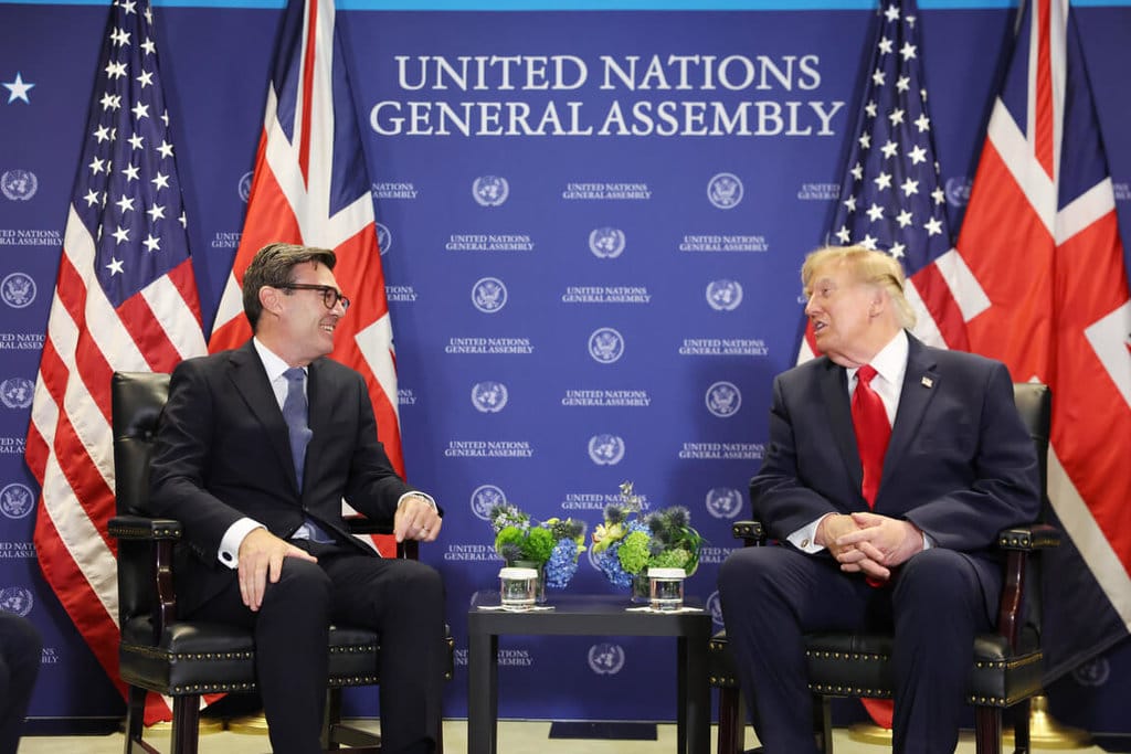 英國首相柏南（左）22日在紐約聯合國大會期間，與美國總統川普（右）舉行場邊會談，並共同回應媒體提問。 （英國首相府提供）中央社記者陳韻聿傳真
