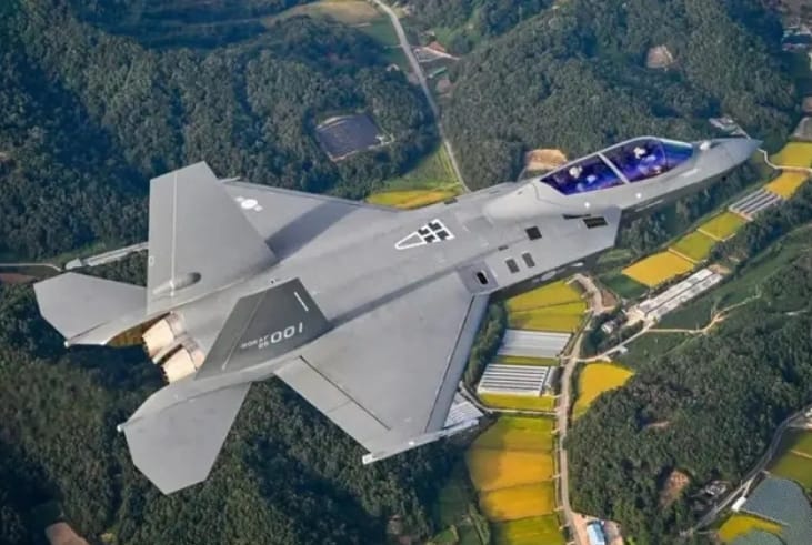 韓軍接收首架KF-21獵鷹超音速戰機。 圖 : 翻攝自環球戰略解讀