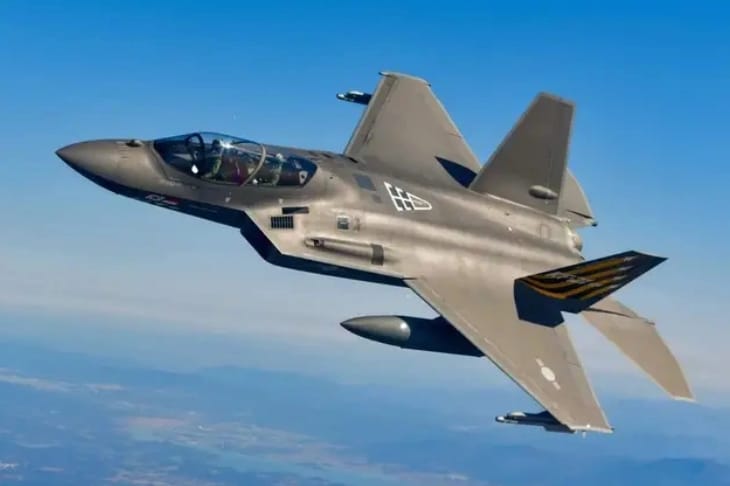 韓國自製的KF-21獵鷹超音速戰機在空中翱翔。 圖 翻攝自環球戰略解讀