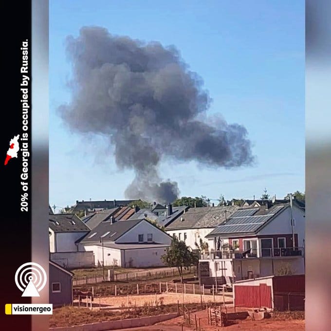 當地時間 22 日，一架被派駐於德國的美軍 F-16 戰機在結束飛行訓練後，準備返回基地時突然墜毀，飛行員緊急彈射逃生。 圖：翻攝自 @visionergeo X 帳號