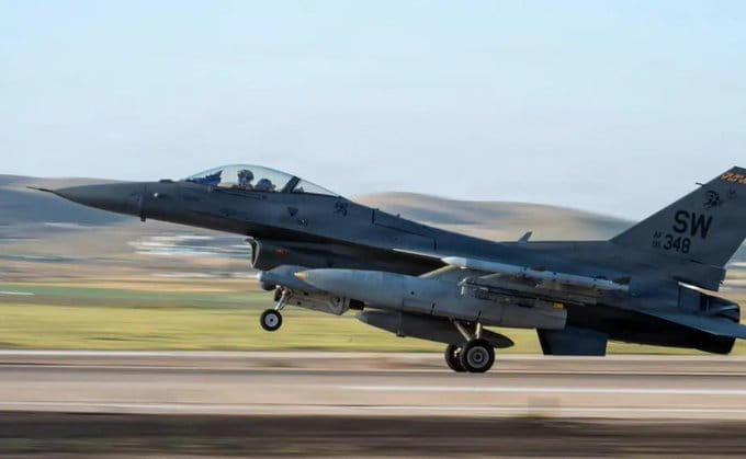在該架 F-16 墜毀後，同行的另外三架 F-16 戰機轉飛至其他基地安全降落。 圖：翻攝自 @nexta_tv X 帳號